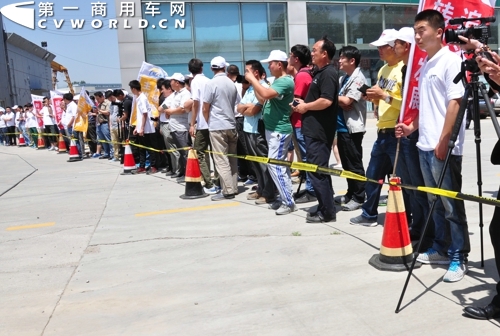 7.卡車特技體驗營活動現(xiàn)場人頭攢動.jpg