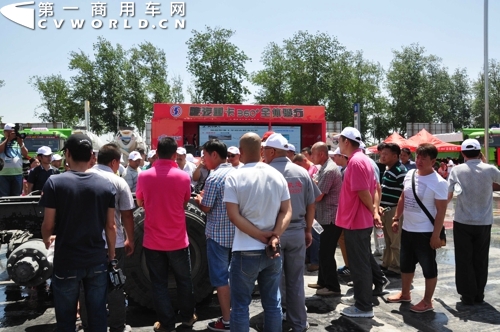 9.陜汽重卡大篷車互動路演與卡車特技體驗營首次實現(xiàn)了現(xiàn)場聯(lián)動.jpg